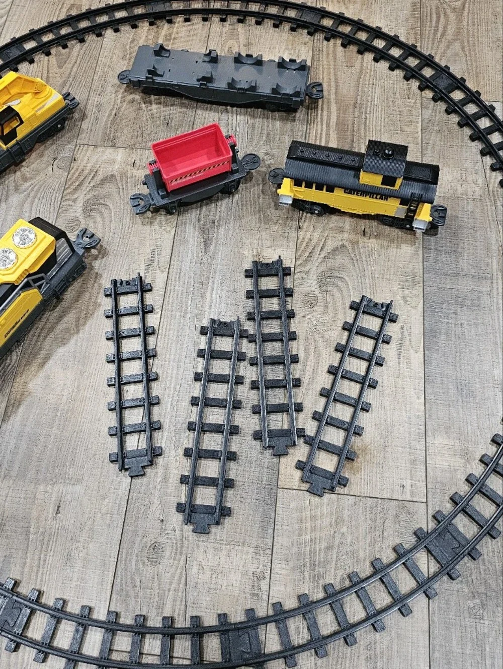 Caterpillar Construction Express Motorized 12 Inch Train 5 Car Set With Tracks